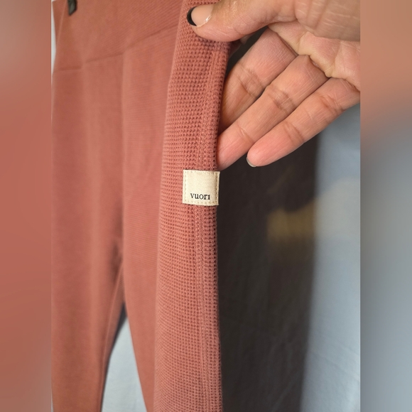 G401. Vuori Thermal Waffleknit Leggings in Mauve - Size L/XL - Picture 3 of 7